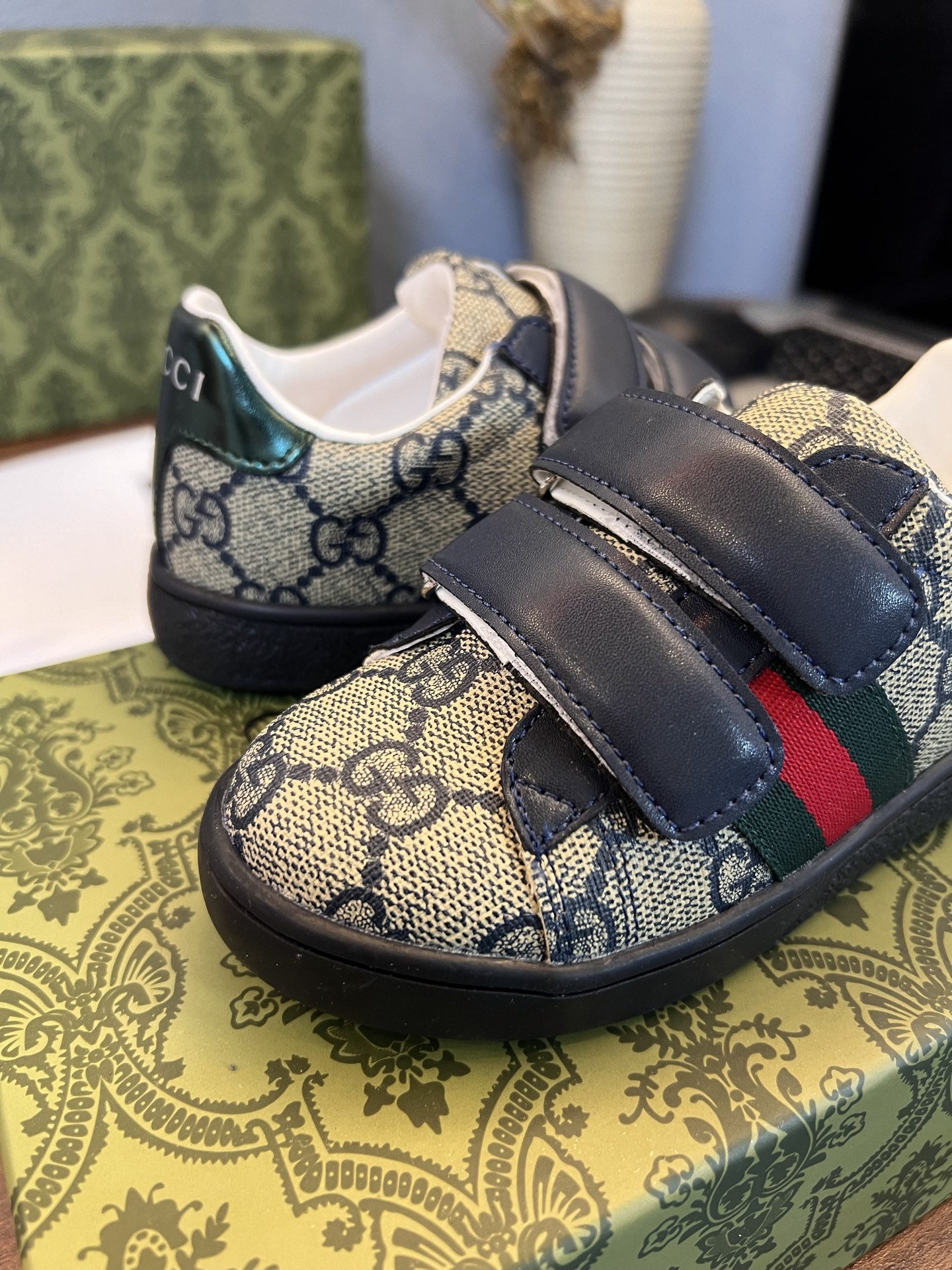 Children's shoes child